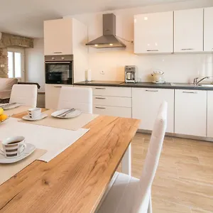 Tara Apartman